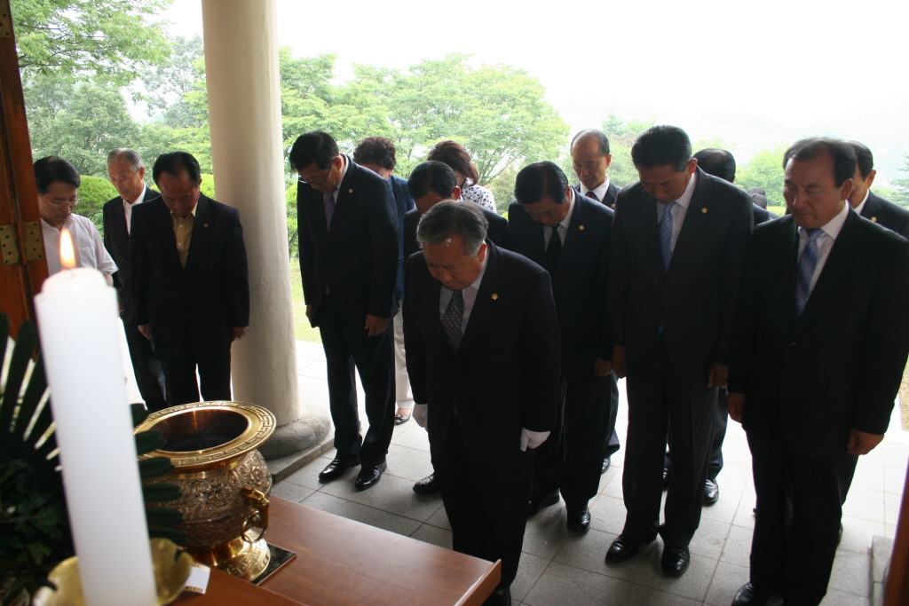 충령사, 충의사 참배