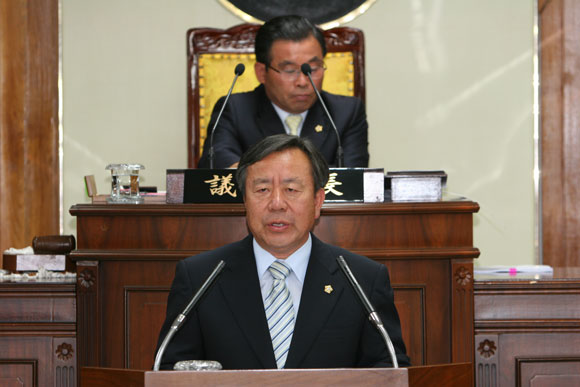 김영호의원 군정질문 모습