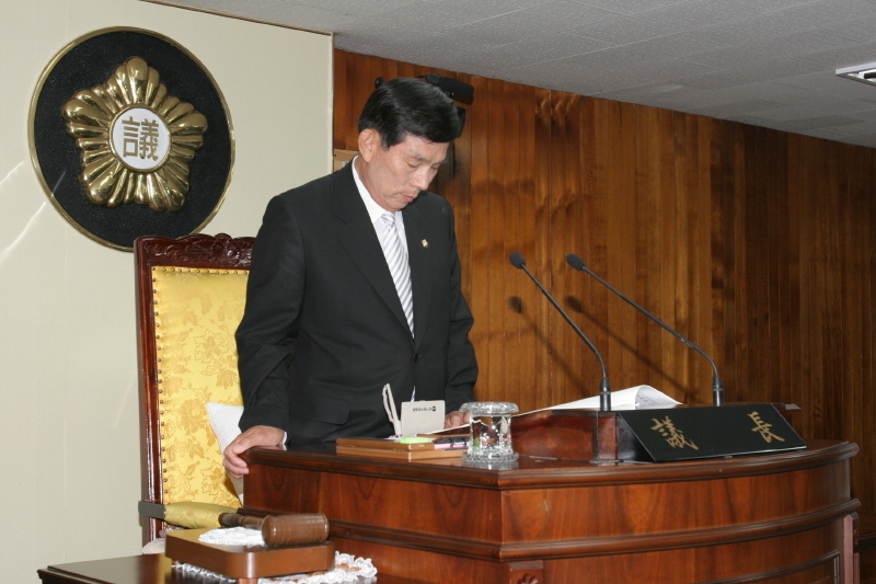 회의를 주재하고있는 조병희 의원