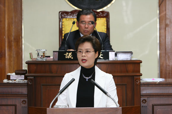 이진자 의원 군정질문 모습