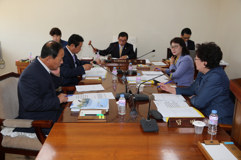 의회운영운원회 회의모습