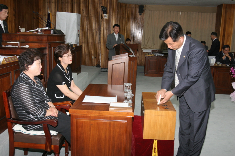 신영균의원의 투표모습