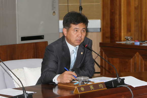 신영균 의원의 질의모습