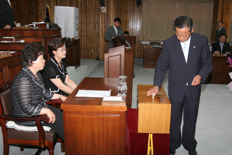 최무영의원의 투표모습