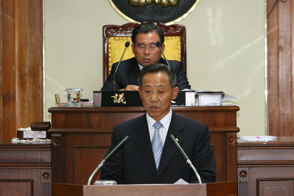 최무영 부의장 군정질문 모습