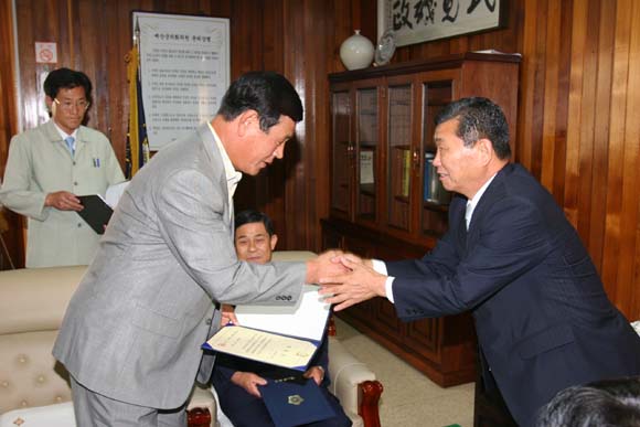 결산검사위원 위촉장 수여