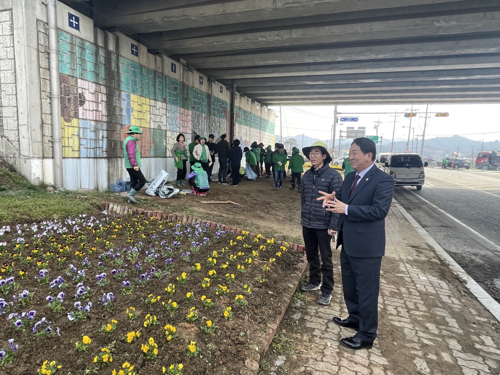 대술면 새마을협의회 봄꽃 식재 행사 참여