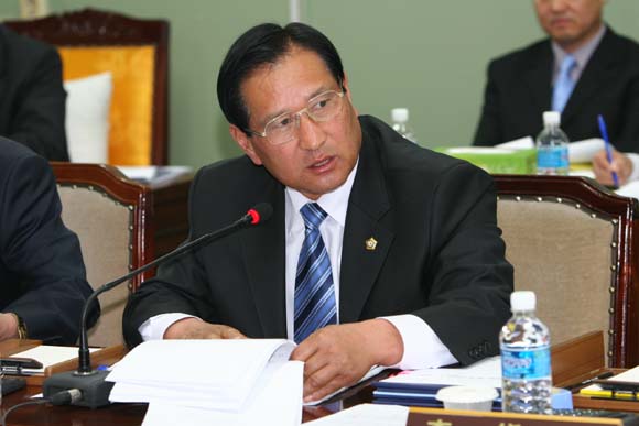 이한두의원의 행감모습