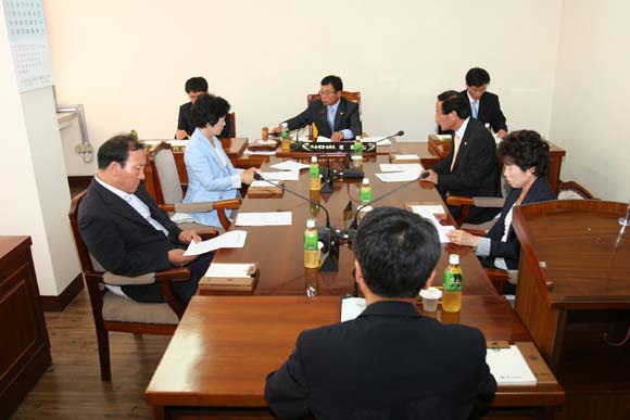 의회운영위원회 회의모습