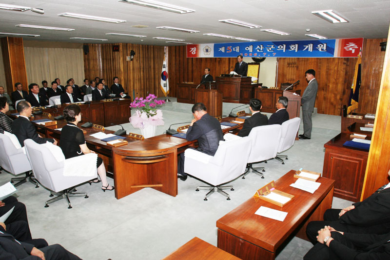 개원사를 하고있는 권국상의장