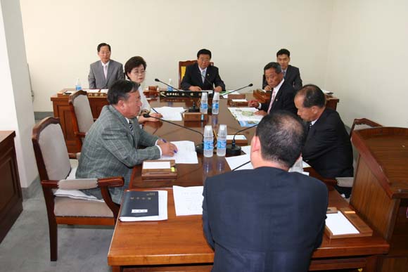 총무위원회 회의모습입니다.