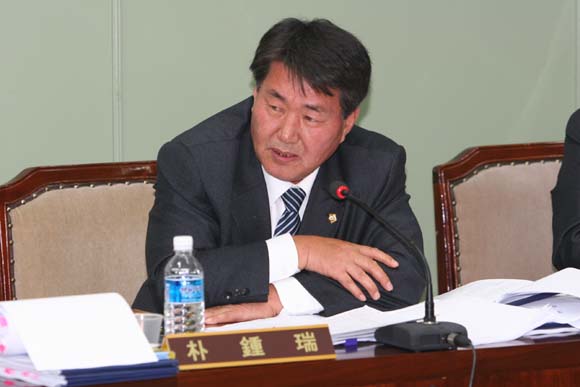 박종서의원 행감모습